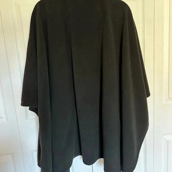 Midnight Velvet Black & Leopard Print Faux Fur Neckline and Pockets Cape - Picture 5 of 11